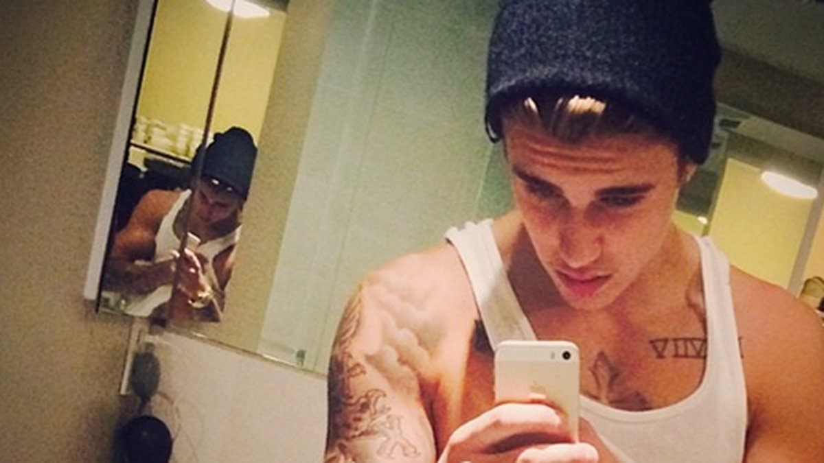 Justin poserar i vita Calvins på sin Instagram. 